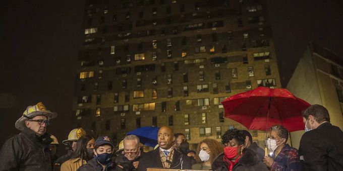 Der Bürgermeister von New York City, Eric Adams, spricht bei einer Pressekonferenz vor einem Wohnhaus in der Bronx, in dem ein tödliches Feuer ausgebrochen ist. Foto: Jeenah Moon/AP/dpa Der Bürgermeister von New York City, Eric Adams, spricht bei einer Pressekonferenz vor einem Wohnhaus in der Bronx, in dem ein tödliches Feuer ausgebrochen ist. Foto: Jeenah Moon/AP/dpa