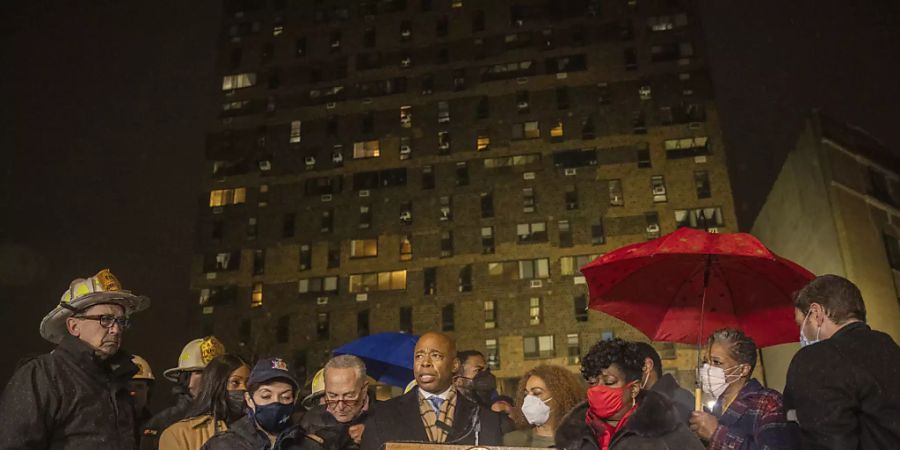 Der Bürgermeister von New York City, Eric Adams, spricht bei einer Pressekonferenz vor einem Wohnhaus in der Bronx, in dem ein tödliches Feuer ausgebrochen ist. Foto: Jeenah Moon/AP/dpa