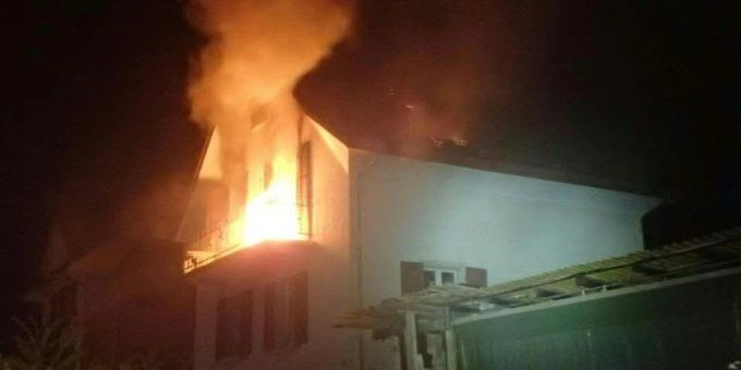 Beim Brand des Einfamilienhaus in Zofingen AG im Jahr 2017 erlitt der Ehemann der nun rechtskräftig verurteilten Ehefrau schwere Verletzungen. (Archivbild) Beim Brand des Einfamilienhaus in Zofingen AG im Jahr 2017 erlitt der Ehemann der nun rechtskräftig verurteilten Ehefrau schwere Verletzungen. (Archivbild)