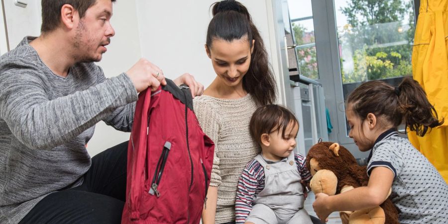 Wer packt den Rucksack fürs Kind? Damit eine gerechtere Arbeitsaufteilung in der Beziehung gelingt, braucht es vorab gute Kommunikation.