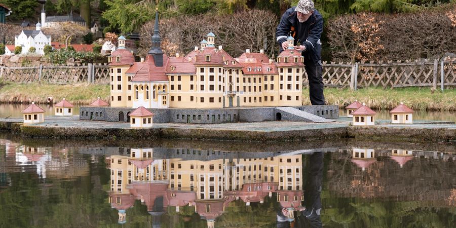 Horst Drichelt, Vorsitzender des Vereins Klein-Erzgebirge, arbeitet im Miniaturpark Klein-Erzgebirge an einem Modell des Schloss Moritzburg.