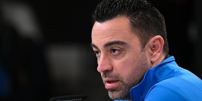Hält sich zu Gerüchten über Robert Lewandowski bedeckt: Barça-Coach Xavi Hernandez.