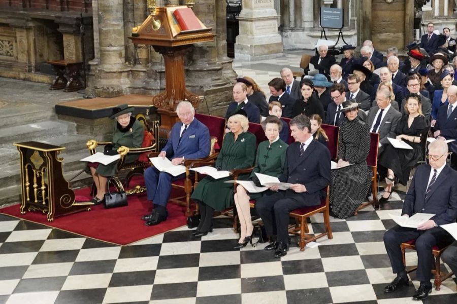 Die Queen neben Prinz Charles in der Westminster Abbey.