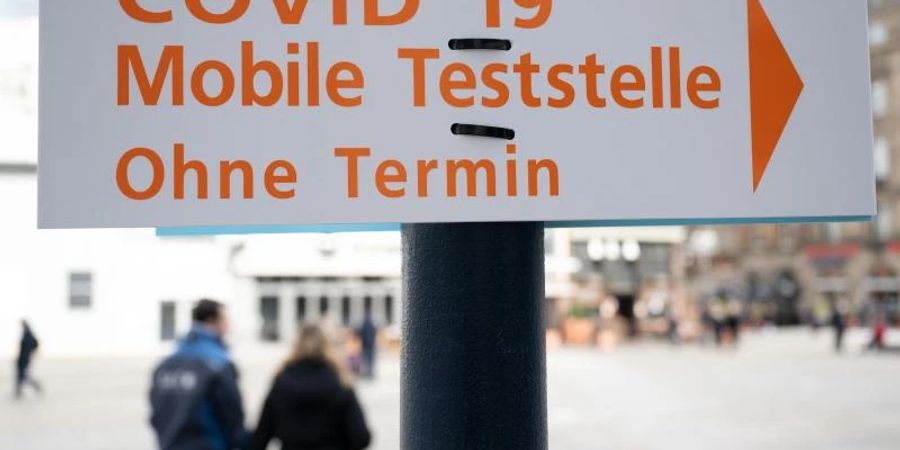 Der Weg zu einer Mobilen Teststelle auf Covid-19 ist in der Dortmunder Innenstadt ausgeschildert. Foto: Bernd Thissen/dpa