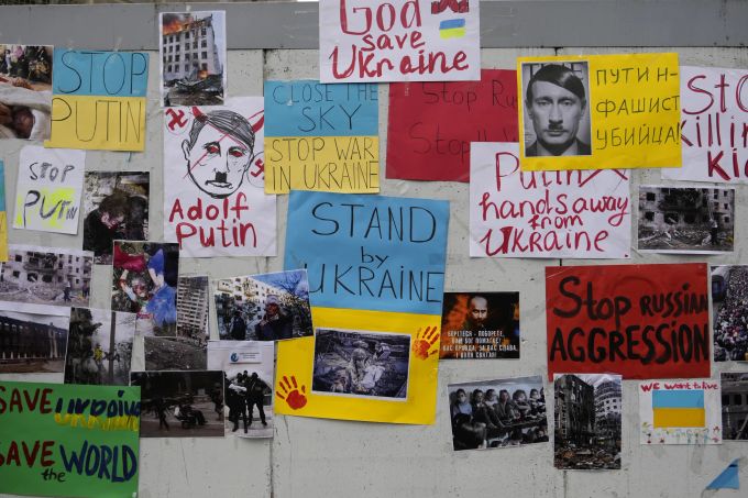 Demonstranten in Beirut, Libanon, vergleichen Wladimir Putin mit Adolf Hitler. Lebanon Russian Ukraine War
