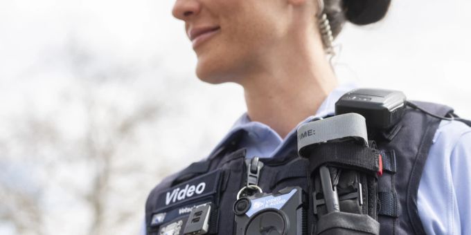 Nicht nur am Weltfrauentag Alltag: Eine Polizistin der Zürcher Stadtpolizei im Einsatz. weltfrauentag