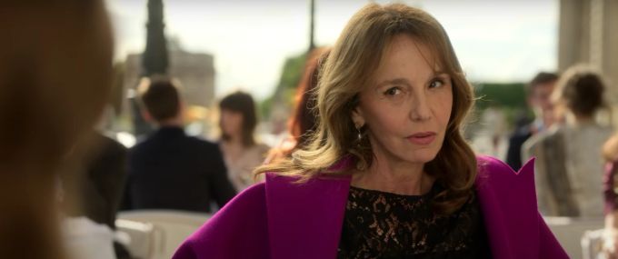 Szene aus der Netflix Serie «Emily in Paris»: Die strenge Chefin. Frau mit rosarotem Mantel