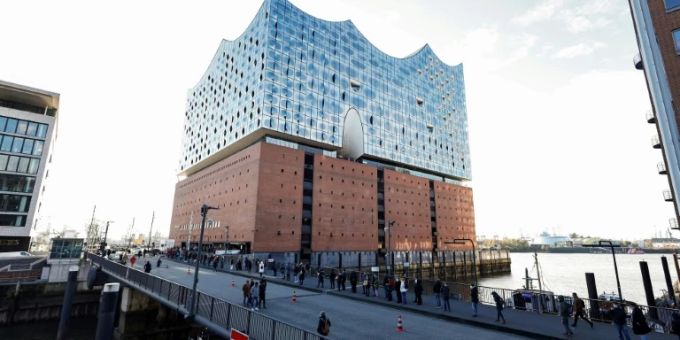 Der Hamburger Hafenrand mit der Elbphilharmonie Der Hamburger Hafenrand mit der Elbphilharmonie
