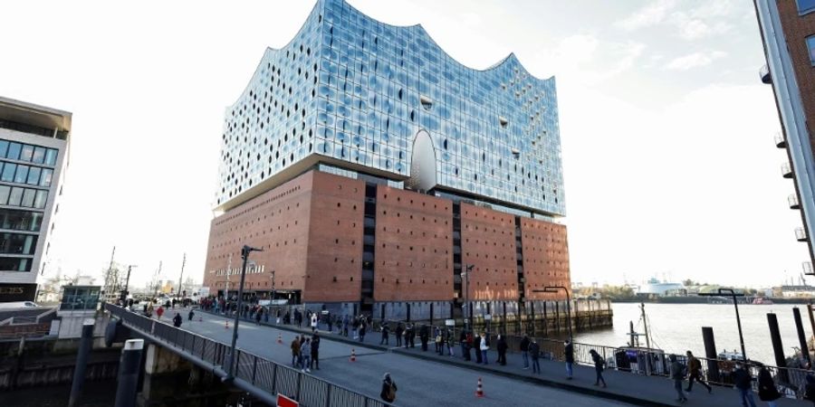 Der Hamburger Hafenrand mit der Elbphilharmonie