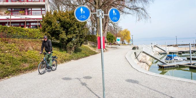 Ein Radfahrer auf dem Weg beim Inseli. Romanshorn