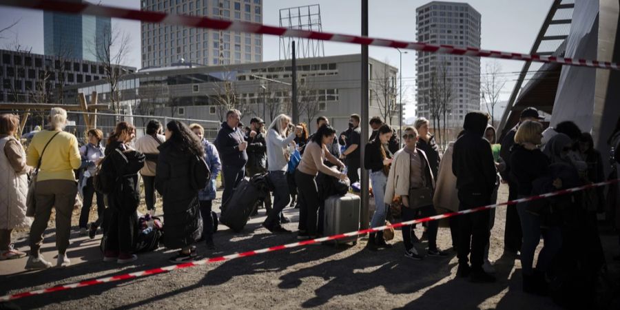 Flüchtlinge aus dem Ukraine-Krieg stehen in der Warteschlange und warten auf die Registrierung vor dem Bundesasylzentrum Zürich, am Sonntag, 13. März 2022, in Zürich.