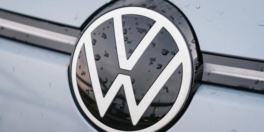 VW ruft weltweit 118.00 Hybridfahrezuge zurück.