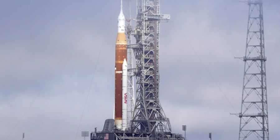 Die Artemis-Rakete der Nasa mit dem Orion-Raumschiff an Bord steht an einer Startrampe im Weltraumbahnhof Kennedy Space Center in Cape Canaveral im US-Bundesstaat Florida. (Archivbild)