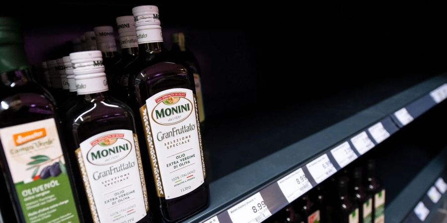 Nur noch wenige Flaschen Öl stehen in einem Regal in einem Supermarkt. Die Nachfrage nach Speiseöl und Mehl stieg seit dem Beginn des Krieges gegen die Ukraine stark an.