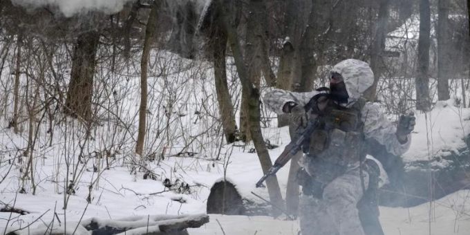 Aus Angst vor einer russischen Invasion haben sich in den letzten Wochen Dutzende von Zivilisten den Armeereserven der Ukraine angeschlossen - wie hier in Kiew. Foto: Efrem Lukatsky/AP/dpa Aus Angst vor einer russischen Invasion haben sich in den letzten Wochen Dutzende von Zivilisten den Armeereserven der Ukraine angeschlossen - wie hier in Kiew. Foto: Efrem Lukatsky/AP/dpa