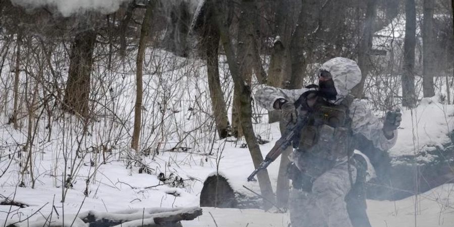 Aus Angst vor einer russischen Invasion haben sich in den letzten Wochen Dutzende von Zivilisten den Armeereserven der Ukraine angeschlossen - wie hier in Kiew. Foto: Efrem Lukatsky/AP/dpa