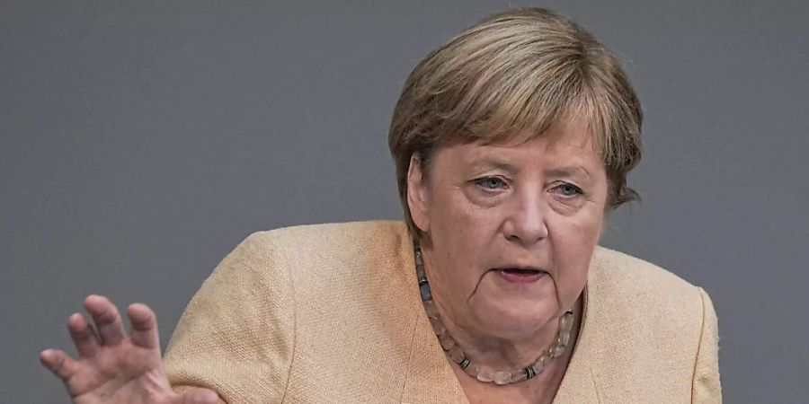 Die deutsche Bundeskanzlerin Angela Merkel (CDU) spricht im Plenum im Deutschen Bundestag. Die die bevorstehende Bundestagswahl hat Merkel am Dienstag als eine Richtungswahl für Deutschland bezeichnet. Foto: Michael Kappeler/dpa