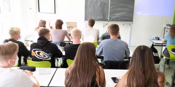 Der Kantonsrat entscheidet gegen Abschaffung des Langzeitgymnasiums, trotzt Kritik der Alternativen Liste. Unterreicht im Klassenzimmer: Schüler eines Gymnasium in Dresden. Foto: Sebastian Kahnert/dpa-Zentralbild/dpa