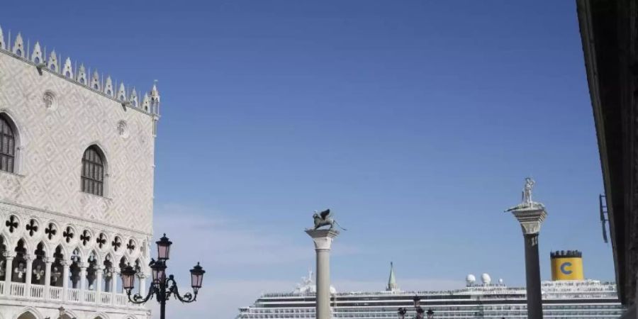 Ein Kreuzfahrtschiff fährt am Markusplatz in Venedig vorbei. Foto: Luca Bruno/AP/dpa/Archivbild