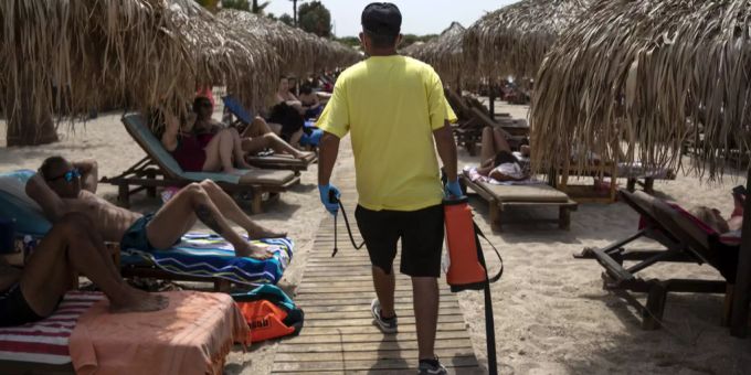 Schwimmer an einem Strand in der Nähe von Athen. Strand