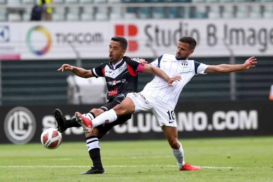 FCZ-Mittelfeldspieler Antonio Marchesano (r.) im Duell mit Lugano-Captain Jonathan Sabbatini (l.).