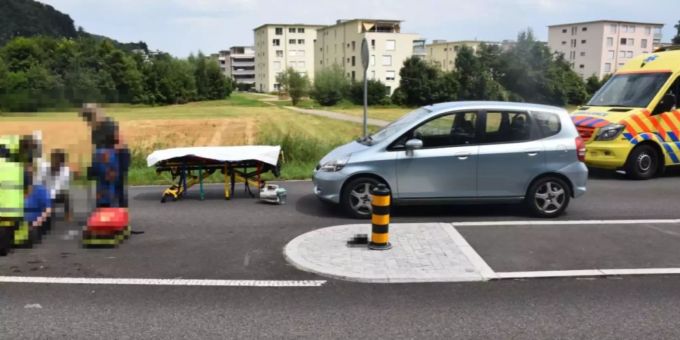 Beim Aufprall zog sich die Fussgängerin Verletzungen zu. Unfall
