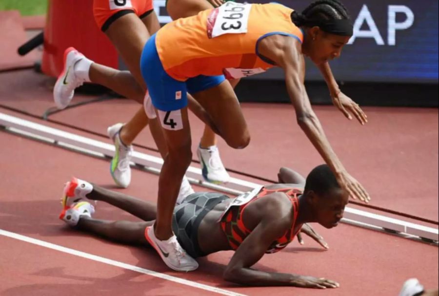 Sifan Hassan stürzt im Vorlauf über 1500 Meter, nachdem die Kenianerin vor ihr zu Boden fiel.