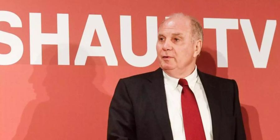 «Eigentlich pleite»: Für Uli Hoeness ist der FC Barcelona kein Vorbild mehr. Foto: Tobias Hase/dpa