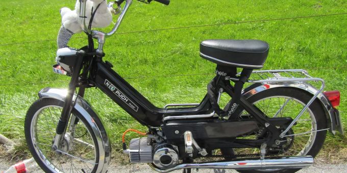Am Mofa und am Zaun entstand Sachschaden. Unfall