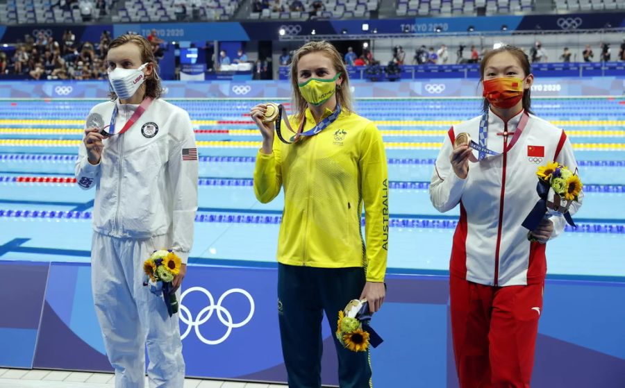 Konkurrentin Kate Ledecky (l.) aus den USA muss sich mit Silber begnügen.