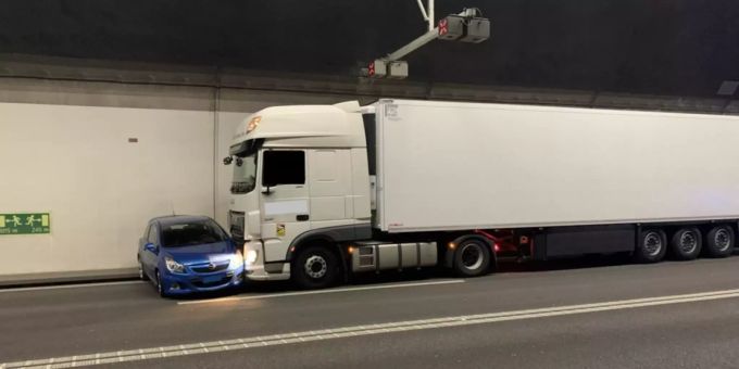 An den beiden Unfallfahrzeugen entstand Sachschaden in der Höhe von mehreren Tausend Franken. Unfall