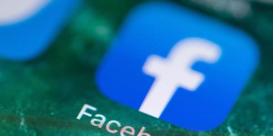 Facebook kämpft gegen diskriminierende Inhalte, Anstössiges und Falschnachrichten - nach eigenen Regeln. Foto: Fabian Sommer/dpa
