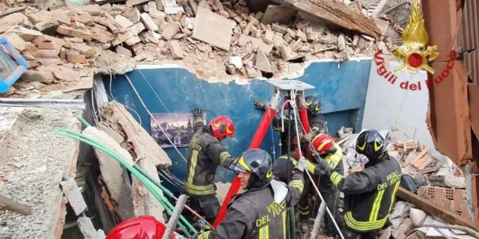 Rettungskräfte der Feuerwehr vor dem eingestürzten Wohnhaus in Turin. Foto: --/Vigili del Fuoco/dpa Rettungskräfte der Feuerwehr vor dem eingestürzten Wohnhaus in Turin. Foto: --/Vigili del Fuoco/dpa