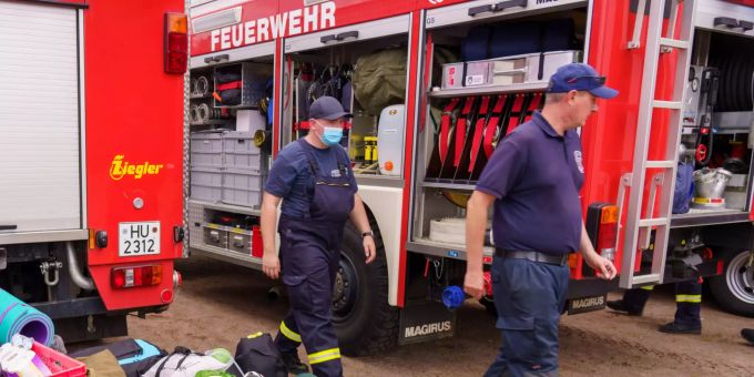 Einsatzkräfte der Feuerwehr gehen zwischen ihren Fahrzeugen. Foto: Andreas Arnold Waldbrände in Griechenland - Hessen entsendet Helfer