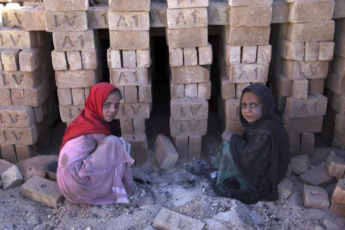 Zwei Kinder in Afghanistan. Taliban