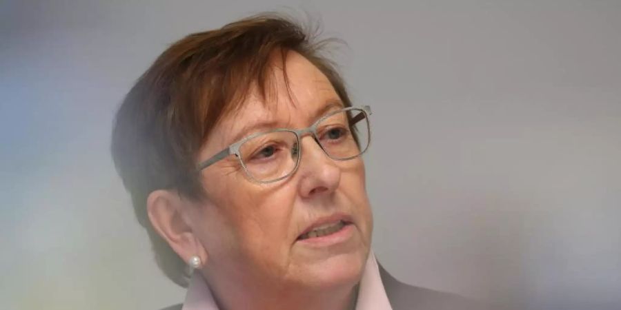 Elisabeth Mette, frühere Präsidentin des Bayerischen Landessozialgerichts, stellt die Ergebnisse der Untersuchung von Missbrauchsfällen in zwei Kinderheimen der Diözese Augsburg vor. Foto: Karl-Josef Hildenbrand/dpa