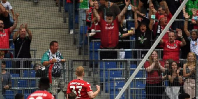 Hannovers Sebastian Kerk (r) bejubelt sein Tor zum 1:0. Foto: Swen Pförtner/dpa Hannovers Sebastian Kerk (r) bejubelt sein Tor zum 1:0. Foto: Swen Pförtner/dpa