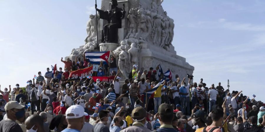 Regierungsanhänger versammeln sich am Denkmal von Maximo Gomez in Havanna, Kuba, Sonntag, 11. Juli 2021.