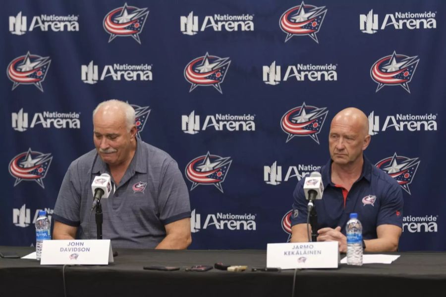 Die Columbus Blue Jackets trauern um ihren Goalie. Im Bild: John Davidson, President of Hockey Operations (l.) und General Manager Jarmo Kekalainen.