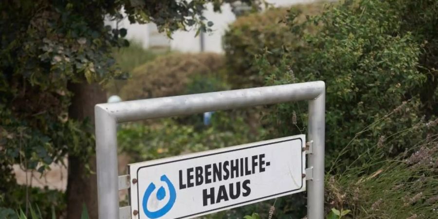 Das Schild vor dem Behindertenwohnheim Lebenshilfe-Haus. Starkregen führte auch hier zu extremen Überschwemmungen. Aufgrund des schnell steigenden Wassers konnten zwölf Menschen nicht mehr vor den Fluten der Ahr gerettet werden. Foto: Thomas Frey/dpa
