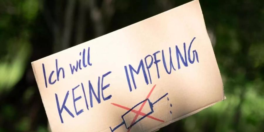 Das Schild eines Impfgegners mit der Aufschrift «Ich will keine Impfung».