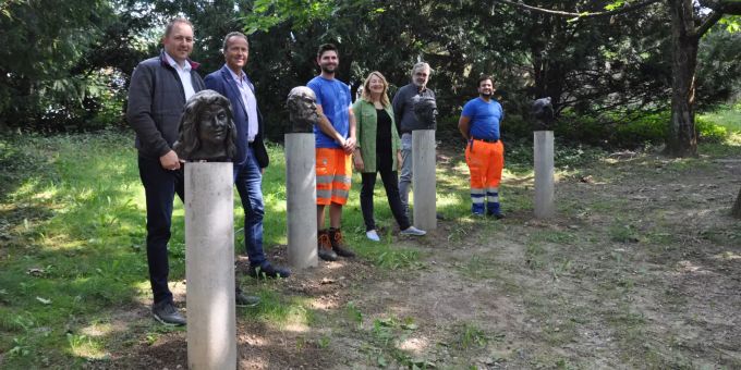 Kirsten Ernst und Philippe Rey vom Gemeinderat (Bildmitte), Kurator Dr. Marc Philip Seidel und Stiftungspräsident René Bossard vom Museum Eduard Spörri (von links), begleitet von zwei Vertretern des Werkhofs Marc Meier und Fernando Santana