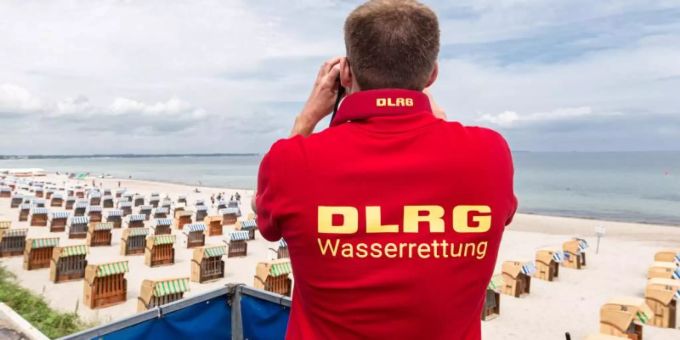 Ein Rettungsschwimmer der Deutsche Lebens-Rettungs-Gesellschaft (DLRG) betrachtet einen Strand. Symbolbild. Foto: Markus Scholz/dpa Ein Rettungsschwimmer der Deutsche Lebens-Rettungs-Gesellschaft (DLRG) betrachtet einen Strand. Symbolbild. Foto: Markus Scholz/dpa