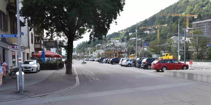 Am Freitagvormittag ist in Ilanz eine Fahrradfahrerin gestürzt, nachdem sie von einem Fahrzeug angefahren worden sei.