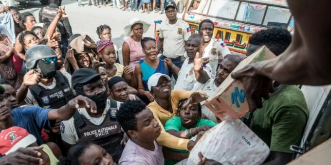 Essensausgabe an Betroffene in Haiti. Erdbeben Haiti Einsatz