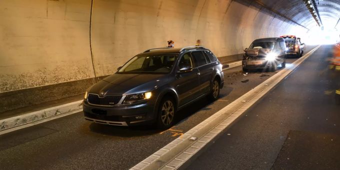 Es entstand an beiden Fahrzeugen hoher Sachschaden. Kantonspolizei Graubünden