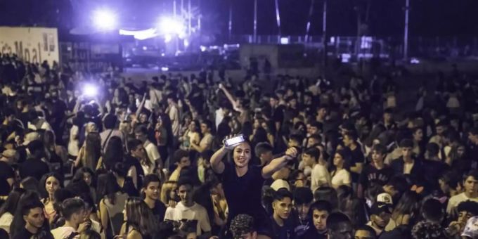 Partys im Freien, oft mit viel Alkohol, werden in Spanien «Botellones» genannt (Archiv). Foto: Thiago Prudencio/SOPA Images via ZUMA Press Wire/dpa party