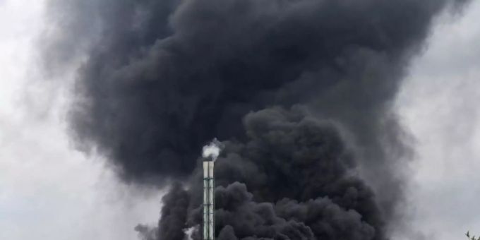 Rauchsäule über dem brennenden Tanklager. leverkusen