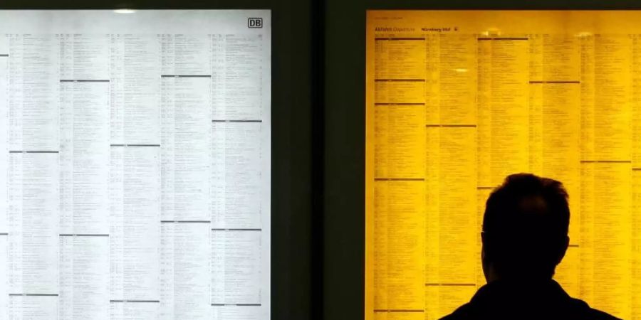 Den Fahrplan der Bahn-Fernverkehrszüge können Kunden jetzt auch in Google Maps aufrufen. Foto: Daniel Karmann/dpa