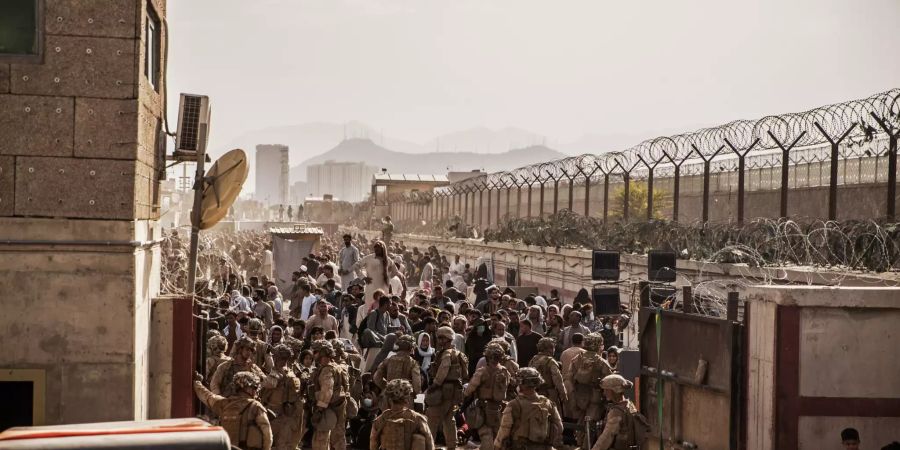 Chaotische Szenen am Flughafen Kabul.